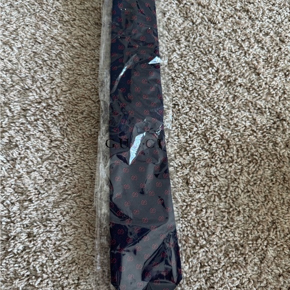 Authentic New Gucci Black and Red Patterned Tie - Picture 1 of 4